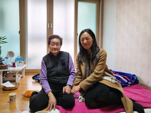 14일 오전 로라 루스씨가 자신을 5개월가량 돌봐줬던 위탁모 한옥희씨의 손을 꼭 잡고 있다. 나광현 기자