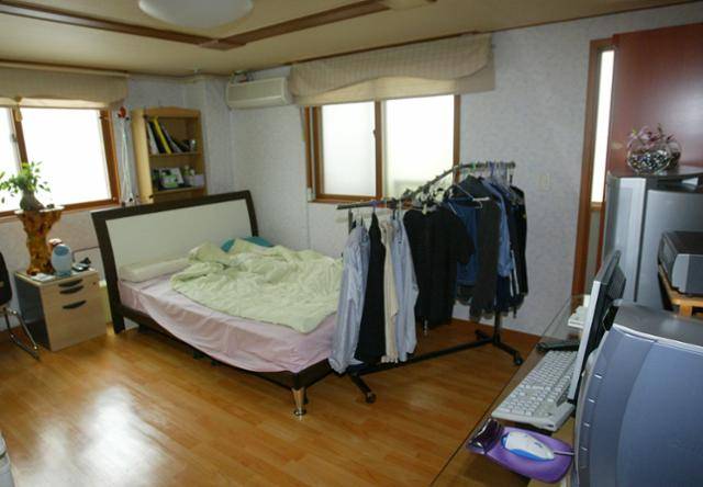 유영철이 범죄행각을 벌였던 서울 마포구 노고산동 소재 원룸 내부. 한국일보 자료사진
