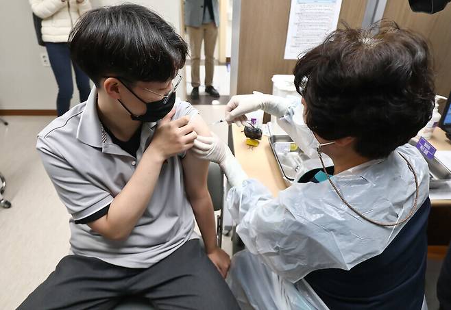 서울시 양천구 홍익병원에서 16∼17살 청소년이 코로나19 백신 접종을 받고 있다. 사진 공동취재단