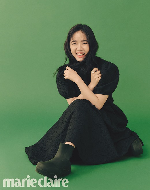 Send it to me.Actor Kim Hyang Gis picture and interview, which is having a relaxing time after shooting the drama Flying Butterfly, was released in the December issue of Marie Claire.Kim Hyang Gi has revealed the current situation of spending time filling energy and reading many books through Exercise these days.The new energy generated by Exercise is a lot more than Li Dian, and it is a lively twinties.and he was sending a message.He also said that he will introduce a hair shop The International, which is an introverted and timid personality, to the Flying Butterfly scheduled to air in the first half of next year.He is honest with himself, enjoys life, and tweetiesKim Hyang Gis more pictures and interviews can be found on the Mari Claire December issue and the Mari Claire website.