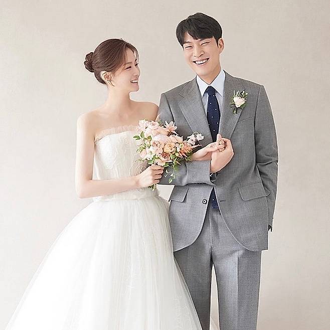 Director Lee Ho-jae and announcer Moon Ji-hyun have formed a couples kite.The pair married at the hotel on October 23.On October 11, Moon Ji-hyun announcer said, I am finally married. I am sorry and sorry for the battle because I am embarrassed and sorry to announce the marriage news because it is Corona 19 city.I will contact you gradually. When I live, my expression of life can not be the same every day, but I will smile and comfort each other every moment. Lee Ho-jae also said through his instagram, I did not often greet you on the excuse of being busy, but I do not think I have been able to tell many people.I did not express it on the outside, but I always lived with a heart of gratitude and a sorry heart.  Thanks to many people who loved me, I was able to marry like this.I am grateful for your sincere gratitude. I will live beautifully. I would like to express my lack of greetings to those who have not been able to take the place because the city is a city. After their marriage, the two of them each posted photos of the wedding scene on their Instagram account, recalling their happy memories: It was the day they were born or the happiest, director Lee Ho-jae said the day after the wedding ceremony.I never imagined this feeling, this kind of heart, in my life. I am so happy. Thank you very much for congratulations and support. On the other hand, Moon Ji-hyun announcer is serving as YTN anchor, and Lee Ho-jae has been recognized for his performance as a hitchhiking of surplus in 2013.