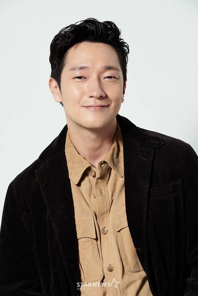 Son Seokgu played our role in trying loveless love to write sex columns in the play.Romance Without Love is a story about what happens when men and women who meet on a date application get to know each other a little bit./ Photos provided = CJ ENM