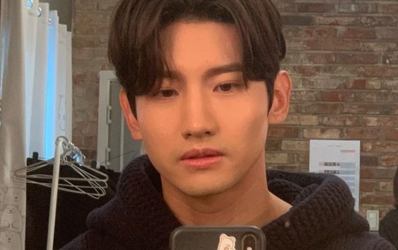 Changmin left a message of encouragement to the examinees.On the afternoon of the 18th, Changmin posted a picture on his instagram with the phrase You have a lot of trouble, you have a lot of delicious things.Changmin in the photo took a mirror selfie. A straight hairstyle and a sculpture-sharp visual showed charisma.Meanwhile, Changmin is currently appearing on the JTBC entertainment program Sigor Kyung Yang Sik.Sigor Kyungyangsik is a program that opens a pop-up restaurant in a small village far from the city and runs by stars.Changmin, Choi Ji-woo, Cha In-pyo, Cho Se-ho, Lee Jang-woo and Lee Soo-hyuk.