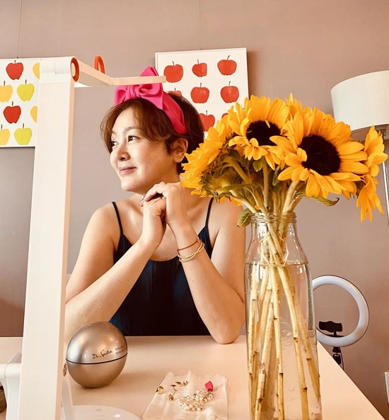 Lee Seung-yeon posted a picture on his 18th day with his article I uploaded the photos before 3 months and  I am young yesterday, right?The photo, released on the day, resembles Lee Seung-yeon, who enjoys a leisure time sitting at a table with a pink ribbon headband on his head.Lee Seung-yeon, who read a fans I envy my sisters life, said, I have a lot of thoughts. Lee Seung-yeon said, The space called Instagram seems to have no sadness or disappointment.It is just a good environment and a beautiful background. I will try hard to be a person who wants to be more than an enviable person, he said. I will go to my will and will one step at a time.I also use the application when I take a picture, pick the best picture, erase the thing that came out of the chin, and I care about the background.Finally, Lee Seung-yeon said, You should not envy me. If there is a day, there is night, and we are all the same.On the other hand, Lee Seung-yeon is married to a Korean-American businessman and has a daughter.Photo: Lee Seung-yeon Instagram