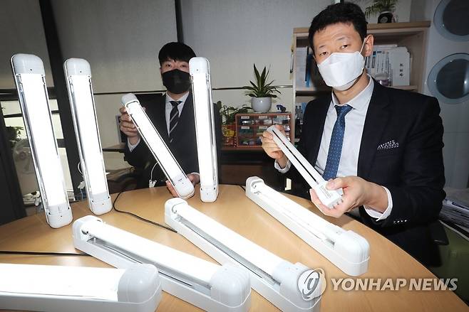 한국소비자원 '형광램프대체형 LED램프, 성능 차이 커' (세종=연합뉴스) 김주형 기자 = 한국소비자원 관계자들이 18일 오전 세종시 정부세종청사에서 기존 형광등기구 전체를 교체하지 않고 간편하게 램프만 교체해 사용할 수 있는 형광 램프 대체형 LED 램프 8개 제품을 대상으로 시험·평가한 내용을 설명하고 있다.
한국소비자원은 밝기(광속), 광효율, 수명성능 등에서 제품별로 최대 1.7배 차이가 있었다. 일부 제품은 전기용품 안전기준을 위반해 개선이 필요했다. 그러나 기존 형광램프 대비 LED 램프(형광램프대체형)로 교체 시 에너지비용과 CO2 배출량을 줄일 수 있어 경제성과 환경적 측면에서 우수한 것으로 나타났다고 밝혔다. 2021.11.18 kjhpress@yna.co.kr