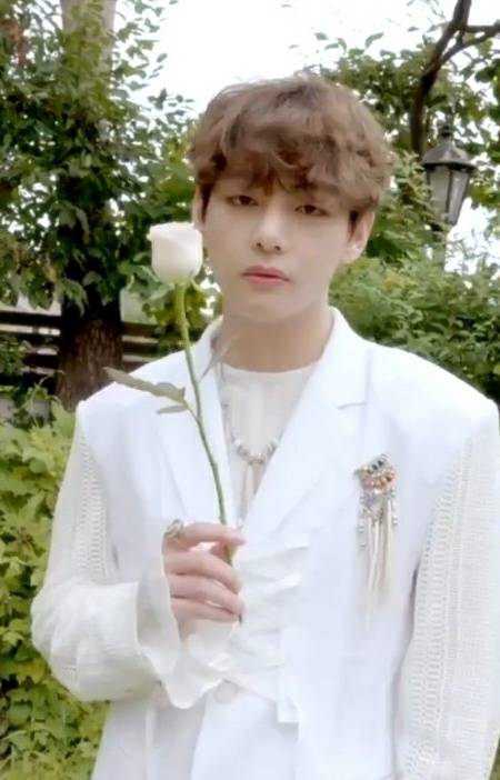 아름다운 태형이 입술♥ 방탄소년단 뷔의 그 립밤 '품절'..K뷰티 전도사 '문화 아이콘'