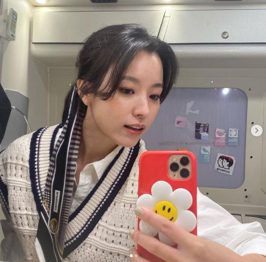 Actor Han Hyo-jooo has released a self-portrait full of fairy tales and encouraged the shooter of the drama Happy.Han Hyo-jooo posted two photos on his 19th day with his article Huh? Its already Friday? Happy Day through his instagram.The photo shows Han Hyo-jooo taking a selfie; Han Hyo-jooo, who has her hair tied, catches her eye with a fresh smile.Fans responded that I am so pretty, I look forward to today and Today is a day to see young age spring in the appearance of Han Hyo-joo, who promotes Happy by revealing pure fairy visuals.On the other hand, Han Hyo-jooo is meeting with fans in the TVN drama Happiness as a yunsae spring.Happyness is a drama depicting the discrimination between classes and the subtle nervous battle in a new apartment in a large city, which divides the high floor into a rental house in a general sale of high floors in the New Normal era where infectious disease is common.