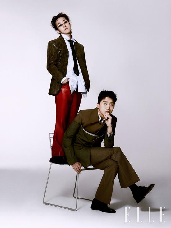 Fashion magazine Elle (ELLE) released a pictorial showing a glimpse of Zion.T and Sloms delightful chemistry on Wednesday.Zion.T and Slom in the picture produced a sophisticated mood that was unique in the suit.The free-spirited atmosphere of Zion.T, wearing unique sunglasses and intense red pants, caught the eye at once.In an interview after shooting the picture, Zion.T mentioned Mnet Showmethemoney who is working as a producer.Zion.T said, I think it is one of the valuable things I can do this season to provide a stage for a person who has proved his desperation with his life and behavior.Zion.T also praised Slom is the most right, responsible, frugal and cool person I know. I felt that Slom should be known to the world.I feel like I am realizing a little bit, and I am looking forward to it, and I also want to be good. Slom also said, I learned a lot from watching the way my brothers work (Zion.T) was done.It is as good as being seen as a son or student of his brother. Zion.T and Sloms unique charms, interviews and videos can be found in the December issue of Elle, the Elle website and the YouTube channel.Zion.T and Slom are showing off their unique presence as producers in Showmethemoney. Especially the contest Carousel (Feat) released on the 13th.Zion.T, Onestein) (Prod. Slom) received a hot response, topping major one sites in the country, including Melon, Ginny, Bucks and Flo.Zion.T participated in the lyrics, compositions and Feature of Carousel to raise the perfection of the song.Zion.T, which had previously placed Freak on the top of the sound one chart released last year through Show Me the Money, once again showed off its power of One Strong with Carousel.Photo: Elle