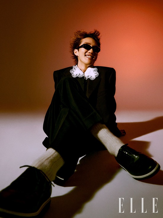 Fashion magazine Elle (ELLE) released a pictorial showing a glimpse of Zion.T and Sloms delightful chemistry on Wednesday.Zion.T and Slom in the picture produced a sophisticated mood that was unique in the suit.The free-spirited atmosphere of Zion.T, wearing unique sunglasses and intense red pants, caught the eye at once.In an interview after shooting the picture, Zion.T mentioned Mnet Showmethemoney who is working as a producer.Zion.T said, I think it is one of the valuable things I can do this season to provide a stage for a person who has proved his desperation with his life and behavior.Zion.T also praised Slom is the most right, responsible, frugal and cool person I know. I felt that Slom should be known to the world.I feel like I am realizing a little bit, and I am looking forward to it, and I also want to be good. Slom also said, I learned a lot from watching the way my brothers work (Zion.T) was done.It is as good as being seen as a son or student of his brother. Zion.T and Sloms unique charms, interviews and videos can be found in the December issue of Elle, the Elle website and the YouTube channel.Zion.T and Slom are showing off their unique presence as producers in Showmethemoney. Especially the contest Carousel (Feat) released on the 13th.Zion.T, Onestein) (Prod. Slom) received a hot response, topping major one sites in the country, including Melon, Ginny, Bucks and Flo.Zion.T participated in the lyrics, compositions and Feature of Carousel to raise the perfection of the song.Zion.T, which had previously placed Freak on the top of the sound one chart released last year through Show Me the Money, once again showed off its power of One Strong with Carousel.Photo: Elle