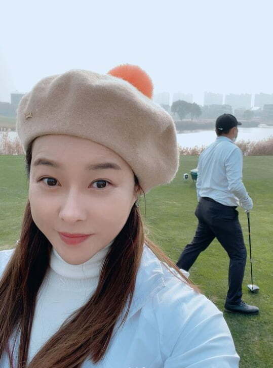 Actor Hyun Young enjoyed a golf date with HusbandOn the 19th, Hyun Young posted several photos on his instagram with an article entitled Husband, Rounding, Weather and Good Feeling Good.In the photo, Hyun Young and Husband are enjoying dating at the golf course.In particular, Hyun Young, wearing golf wear, showed off his 9th grade ratio and overwhelming legs.Hyun Young married Husband, a financial worker in 2012, and has one male and one female.