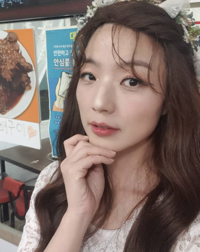 Broadcaster Ahn Young Mi boasted a clean figure.On the 20th, Ahn Young Mi asked her instagram to watch the YouTube Celeb five channel, saying, Hello human people, I just drank in the fairy country for a while.In the photo, Ahn Young Mi is wearing a white costume and wearing a corolla. It adds a colorful makeup, so it is like a girl group member.Fans also responded, Its pretty.Meanwhile, Ahn Young Mi married an office worker who worked for a foreign company in February last year.Husband is back in Korea in eight months and is preparing for the second generation. Currently, she is appearing on SBS Shooting Girls and MBC Radio Star.