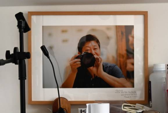 소집 내부에 전시된 고종환 작가의 모습.