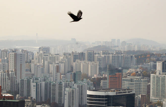 서울 남산에서 바라본 시내 아파트, 주택가 모습. [연합뉴스]