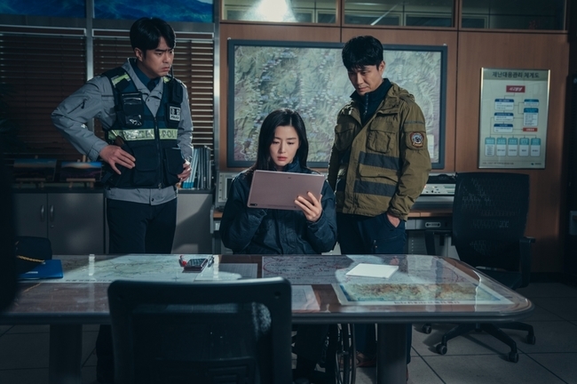 The red light was on in the Jirisan Gonseong poem.In TVNs 15th anniversary special project Jirisan (playplay by Kim Eun-hee/director Lee Eung-bok/production Aestori, studio Dragon, wind Pictures), the whereabouts of new Ranger One (Go Min-shi) are unknown, and the dark clouds in Jirisan surrounding the Jun Ji-hyun River.Previously, in the broadcast, as of 2020, a new Ranger, One (Gomin City), on behalf of the Seoi River, which cannot climb the mountain, was diligently searching for the location mark of the victim left by Kang Hyun-jo (Ju Ji-hoon).A questioner wearing black gloves approached her and made tension.But the Rangers sign on his arm and the greeting of One were confirmed to be his colleague.Above all, the coexistence of black gloves, a clue to a serial Murder, and Ranger markers defending Jirisan caused a lot of confusion.In addition, the fact that One is a friendly person who is reverent and recognizable makes it even more creepy.While Murder is becoming increasingly certain that he is actually the closest person to Jirisan, the heavy air of the Rangers comes first in the public photos.Especially, due to the missing location of One, who had been a foot of his own with restrictions on movement, deep guilt is being read in the expression of the Seoi River.Then, Kim Woong-soon (Jeon Seok-ho) of the police officer appeared, and the seriousness of the situation is getting worse.In addition, even the always playful Jung-se-min is in a one-track posture with a face that is full of laughter, which makes her heart more squeezed.