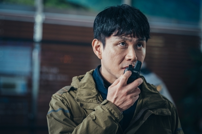 The red light was on in the Jirisan Gonseong poem.In TVNs 15th anniversary special project Jirisan (playplay by Kim Eun-hee/director Lee Eung-bok/production Aestori, studio Dragon, wind Pictures), the whereabouts of new Ranger One (Go Min-shi) are unknown, and the dark clouds in Jirisan surrounding the Jun Ji-hyun River.Previously, in the broadcast, as of 2020, a new Ranger, One (Gomin City), on behalf of the Seoi River, which cannot climb the mountain, was diligently searching for the location mark of the victim left by Kang Hyun-jo (Ju Ji-hoon).A questioner wearing black gloves approached her and made tension.But the Rangers sign on his arm and the greeting of One were confirmed to be his colleague.Above all, the coexistence of black gloves, a clue to a serial Murder, and Ranger markers defending Jirisan caused a lot of confusion.In addition, the fact that One is a friendly person who is reverent and recognizable makes it even more creepy.While Murder is becoming increasingly certain that he is actually the closest person to Jirisan, the heavy air of the Rangers comes first in the public photos.Especially, due to the missing location of One, who had been a foot of his own with restrictions on movement, deep guilt is being read in the expression of the Seoi River.Then, Kim Woong-soon (Jeon Seok-ho) of the police officer appeared, and the seriousness of the situation is getting worse.In addition, even the always playful Jung-se-min is in a one-track posture with a face that is full of laughter, which makes her heart more squeezed.