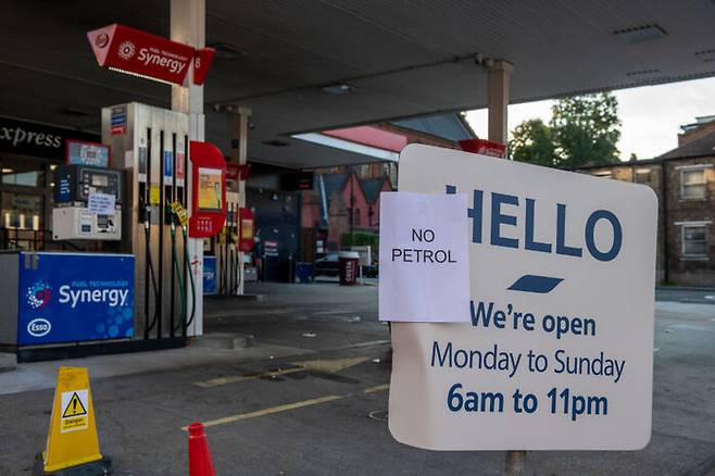 트럭 기사가 부족해 기름이 떨어진 런던의 한 주유소. 2021년 9월. 게티이미지 코리아.