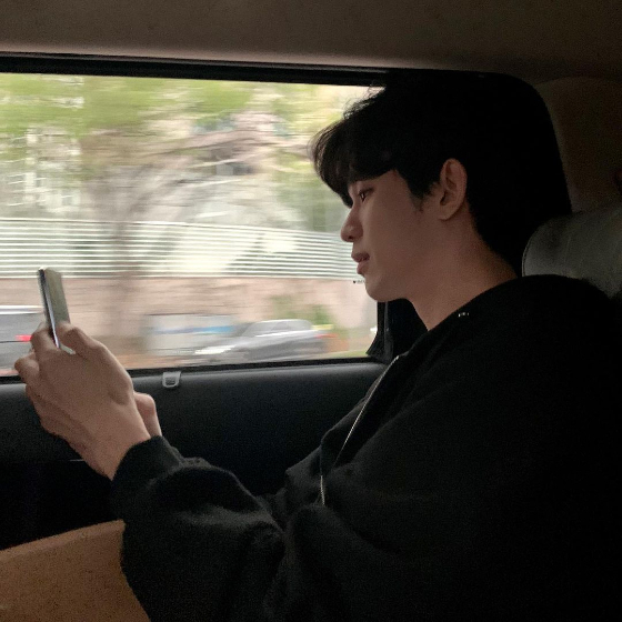 Kim Soo-hyun posted an article and a photo on his instagram on the 20th.The photo shows Kim Soo-hyun moving in a car; Kim Soo-hyun is taking pictures of the scenery outside the car with a mobile phone camera.The fans who encountered the photos responded in various ways such as cool, Where are you going? Good looks.Meanwhile, Kim Soo-hyun will meet with fans through the Coupang Play series One Day (director Lee Myung-woo, production Green Snake Media and The Studio M and Gold Medalist), which will be released at 0:00 on the 27th.This work is an eight-part hardcore crime drama depicting the fierce survival of the Hyun-soo Kim (Kim Soo-hyun), who became the killer The Suspect overnight in ordinary College students, and the under-floor third-class Lawyer cautious (Cha Seung-won).
