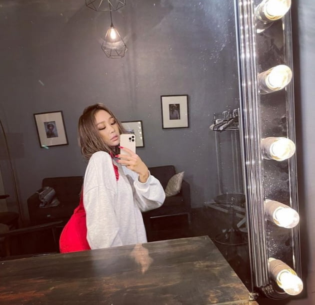 Hyolyn, a former group Sistar, robbed her eyes in a changed atmosphere.Hyolyn posted two photos on his instagram on the 21st with an article called SHOOTING.Hyolyn in the picture was impressed with a sleeker face than before: a more mature atmosphere and white skin attracts Eye-catching.Hyolyn recently made a comeback as a Sistar unit with Dasom in four years and acted as a new song Ghola of Two.