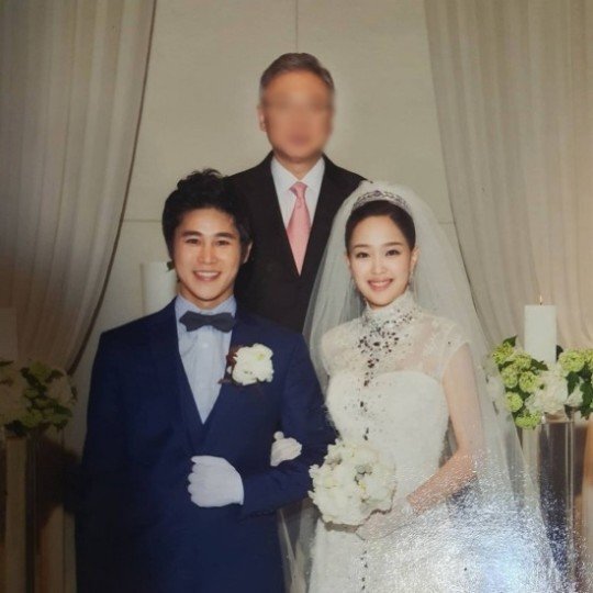 Actor Jung Tae-woo, who is a child, released a wedding photo 13 years ago.On the 21st, Jung Tae-woo said to his instagram, Pastor Cho Jung-min and his wife met at the wedding ceremony. I saw the pastor at the wedding ceremony.Our wedding ceremony, Hajun, Harins baptism of the infant .. My spiritual senior and father-like mentor pastor who always comes together in the joy and sadness of the Wool family. It was a very pleasant time to meet two people who love our family and eat at the same table for a long time. I always bless you. In addition, he showed his admiration and envy by revealing his wedding photo 13 years ago with his wife, Jang In-hee, a flight attendant.Meanwhile, Jung Tae-woo married Jang In-hee in 2009 and has two sons. The couple also appeared on SBS Oh My Baby and collected topics.