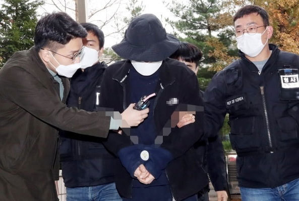 층간소음 갈등으로 아래층 이웃 가족에 흉기를 휘두른 혐의를 받는 40대 남성. 연합뉴스