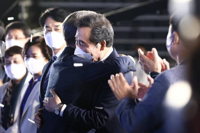 더불어민주당 제20대 대통령 후보에 선출된 이재명 경기도지사가 10일 오후 서울 송파구 올림픽공원 SK올림픽핸드볼경기장에서 열린 서울 합동연설회를 마치고 이낙연 경선 후보와 포옹하고 있다. /권욱 기자