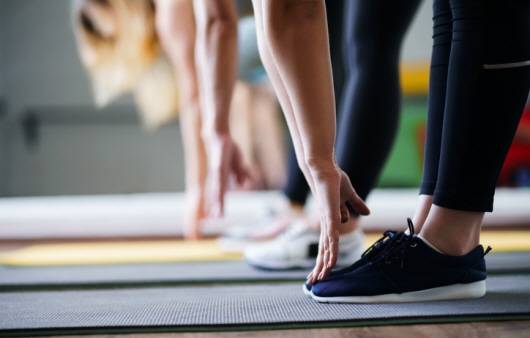 손끝 닿기는 유연성을 확인할 때 주로 하는 동작이다