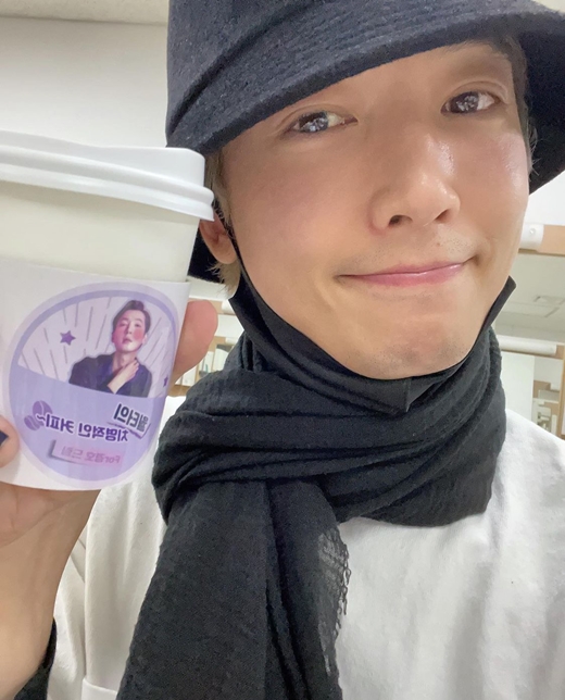 Actor Jung Kyung-ho-ho-ho, 38, showed off his changed hairstyle.On the 22nd, Jung Kyung-ho-ho-ho posted a picture on his instagram with an article entitled Thank you for For Security Always Seriously.In the open photo, Jung Kyung-ho-ho-ho is taking a self-portrait with a disposable coffee cup with a cheering phrase. The word Walters deadly coffee engraved on the coffee cup holder attracts attention.Especially with a black scarf and hat, but bright-toned hair catches the eye. The new style transformation is Hug, blonde?, Whats going on!, Did you change it because of the new Play? And I want a full shot.Jung is about to make his debut in a Play. He will present Angels in Americas at the Myeongdong Arts Theater in Seoul from the 26th to the 26th of December.Angels in Americas is a metaphorical narrative of the sex minorities of the 1980s, and Jung Kyung-ho-ho Ho Plays the role of the sex minorities Prior who lead the drama.Meanwhile, Jung Kyung-ho-ho-ho recently appeared on the cable channel tvN Spicy Doctor Life 2, which he has been in public for 9 years with the group Girls Generation member Swim (real name Choi Sooyoung and 31).