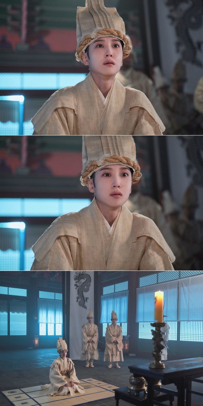 The five-row of The Kings Affaction Park Eun-bin has been unveiled.KBS 2TVs drama The Kings Affaction (played by Han Hee-jung/directed by Song Hyun-wook and Lee Hyon-seok) released a pre-release video ahead of the broadcast on November 22 shows the scene of the victory of Hye-jong (Lee Pil-mo).The inner tube flew a molten gun on the roof of Daejeon, shouting upper clothes, and royal people and great and small priests were dressed in mourning.In the last broadcast, Han Ki-jae (Yoon Je-moon) left the procession of Park Eun-bin, a decommissioned taxpayer who leaves Guiyang in Ganghwa Island, to his henchman Jeong Seok-jo (Bae Soo-bin), and ordered him to come with the degradation as soon as he gets the news.It is a question that raises the question of how the inverted figure he planned so secretly is related to the death of Hyejong.In the video above, the meaningful voice of Han Ki-jae, How far can I do to make you king, is eerie.Hyejong, who wished to live as a woman, had set up a hiding place in advance before deciding to abolish her.However, it seems that Huido has come back to the palace under the victory of Hyejong.In the still cut that was released together, the wheeze in mourning kneels in front of his fathers coffin and pours tears.If you are a backbone of your grandfather Han Ki-jae to put yourself on the floor, you can see the reason for the sad feeling that Abamama killed me.As planned by Han Ki-jae, whether Hui will finally be able to climb Wang Yu will be a watch point to watch on the 22nd.This is because Hui has already been deposed, and Hyejong has another son, the Confederate Grand Army (Cha Seong-je), who will succeed.
