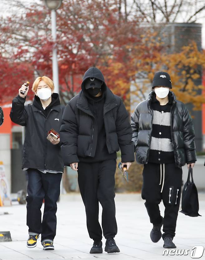Seoul=) = Group Monsta X (MONSTA X) Wait (from left), Hyeongwon, The main contribution is leaving work after the radio Kim Young-chuls Power FM broadcast on SBS in Mok-dong, Yangcheon-gu, Seoul on the morning of the 23rd.2021.11.23