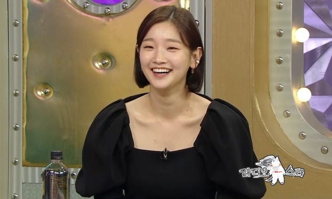 World Class actor Park So-dams age gap beyond the reverse network is revealed.Park So-dam boasts stunning The Electric Affinities, Confessions that she is close to 86-year-old Shin Gu.MBC Radio Star (planned by Kang Young-sun/director Kang Sung-ah), which will be broadcast on November 24, will feature Kim Young-ok, Jung Dong-won, Park So-dam, Sola and special-star Song Hae.Park So-dam is an actor who has shown an irreplaceable presence with the film Parasite, which captivated the world. He is loved for his stable acting skills, regardless of the theater, drama, and film genre.Park So-dam, who has found Radio Star again in five years, will boast of the baby-like reversal and The Electric Affinities.Park So-dam will concentrate his attention on Radio Star by saying that he wanted advice from Mr. Shin Gu for his appearance.Park So-dam is curious about Shin Gu and his 55-year-old age difference and boasts of Chemie like Confessions, his paternal grandfather and granddaughter, who became a Friend.Park So-dam is also from Korea National University of Arts, which boasts a golden lineup of Kim Go-eun, Lee Sang-il and Kim Sung-chul.There is another Han Ye-jong alumni who have recently become hot, he said.Park So-dam will show off his co-star Mamamoo Sola and Kimi, who is united in shaving, to rob his eyes.Park So-dam actually shaved in the movie Black Priests, and Sola showed the shave concept in her first solo single.The two show sympathy talk about the extraordinary move and focus attention.Sola is a female idol concept destroyer who challenged not only shaving but also half-dye hairstyle and straight eyebrows.Solas unconventional move has led to a personal YouTube channel with 3.35 million subscribers.Sola tells me about the unintentionally controversial thing that caused the controversy while shooting strawberry food, and it raises the question of what story it is.