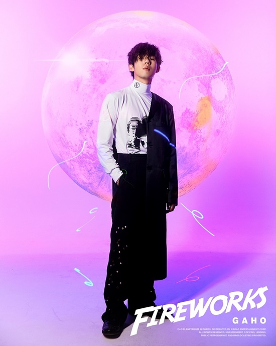 H chicken will release his first regular album Fireworks through various music sites at 6 pm on the 23rd and will give a variety of music.H chicken has released his first regular album Fireworks, which contains the candid thoughts of his 20s and young people.As H chicken projects the shining moments of youth on the fireworks that burst out in the sky, it raises the curiosity about what troubles and Feelings he would have released with the songs of Regular albums.The Regular album includes a total of diversity including the title songs Rush Hour and RIDE released as lead singles, as well as title songs Right Now, OO, Lost my way, As you like, Scary, Part time love, High, Same, Friend It features 12 tracks.The title song Right Now is a pop genre that expresses the daunting Feeling that young people feel while living, and it is a song that shows passionate string sound and dramatic development.H chicken will once again convey a message of comfort and hope to young people with the desire that listeners will be the starting point to overcome difficult times in their lives about the title song.H chicken, who has focused attention on releasing the album teaser video, which is a combination of addictive sound and a CF-like production, is expected to show his presence as an Older musician by producing and composing all songs of the first Regular album Fireworks.H chicken began to announce his name by building an official music career as a composer of the drama While you are asleep OST and Shiny Regular 6th album I Say before his debut.H chicken, who ranked first on various music charts with the JTBC drama Itaewon Clath OST start last year, is continuing his career as a next-generation OST expectant by singing the popular drama tvN Jirisan OST Part.2 Memories.Meanwhile, H chicken will hold a special sound concert on the Regular album at 7 p.m. on the 25th through Vibes Party Room and communicate with fans.In addition, H chicken will be selected as the first Korean artist with Espa in The Artist on the Rise, which introduces The Artist with global growth potential, and will release the title song Right Now live video at 6 pm on the 26th, starting with the first content on the 25th, to inform global music fans about their presence.Photo: Planetarium Records