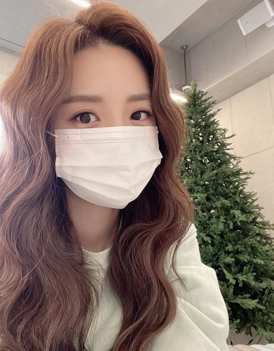 Kim So-young posted a picture on his Instagram on the 23rd with an article entitled From morning to morning, hair salon, Christmas here and there.The photo released included Kim So-young, who took pictures with a beauty salon tree; Kim So-young, wearing a light blue man-to-man, boasted a small face that was covered up with a mask.Kim So-young, who was dressed up in costumes for the studio, showed his excitement by taking a Christmas tree and a picture.Kim So-young said, We bought our house yesterday.I bought it because it was expensive, but I bought it too big and I would listen to anyone. He laughed at the reminder of Husband Oh Sang-jin.Meanwhile, Kim So-young has a daughter with Oh Sang-jin, an announcer, and marriage.Photo: Kim So-young Instagram