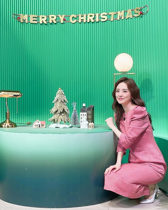 Kim So-young posted a picture on his Instagram on the 23rd with an article entitled From morning to morning, hair salon, Christmas here and there.The photo released included Kim So-young, who took pictures with a beauty salon tree; Kim So-young, wearing a light blue man-to-man, boasted a small face that was covered up with a mask.Kim So-young, who was dressed up in costumes for the studio, showed his excitement by taking a Christmas tree and a picture.Kim So-young said, We bought our house yesterday.I bought it because it was expensive, but I bought it too big and I would listen to anyone. He laughed at the reminder of Husband Oh Sang-jin.Meanwhile, Kim So-young has a daughter with Oh Sang-jin, an announcer, and marriage.Photo: Kim So-young Instagram