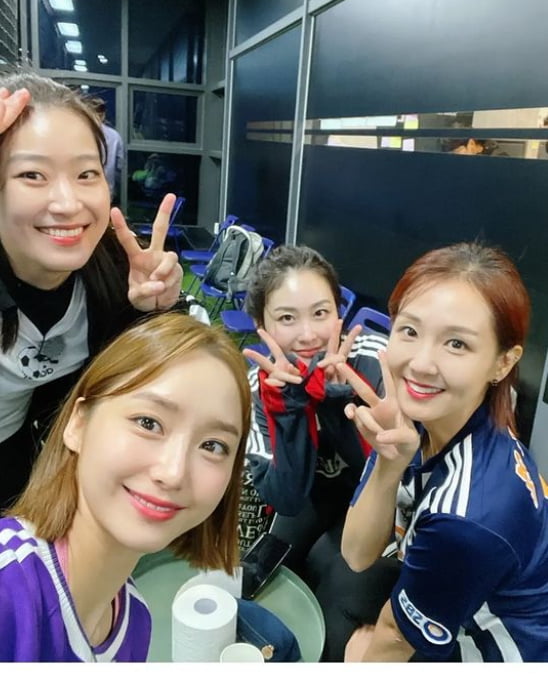 Broadcaster Oh Jin-yeon has vowed to win the match.Oh Jin-yeon wrote on his Instagram account of 24 Days: Kick a goal. Wednesday evening at 9pm, Im giving Miri Thank You to the main shooter.Miri Thank You for supporting FC Anaconda. I will be an anaconda who will work hard to meet. The photo shows Kick a goal Anaconda FC members.Oh Jin-yeon, Shin Ah-yeong, Yun Tae-Jin, and Ju-eun gathered together during practice and took a selfie.The appearance of those who show off their beauty even with the face of almost no makeup was swept away.Oh Jin-yeon is active in various fields such as the play Lear King and SBS Golden Girl.