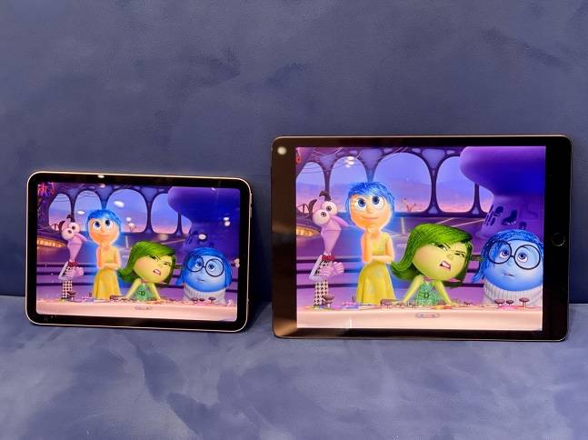 아이패드미니6(왼쪽)와 아이패드9(오른쪽). 두 제품 모두 두꺼운 베젤에 눈이 갔다. /사진=백유진 기자 byj@