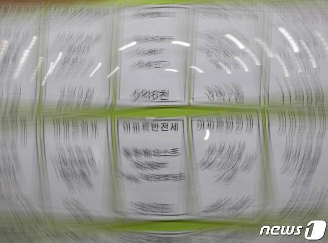 23일 서울의 한 부동산에 아파트 반전세 매물 안내문이 붙어 있다. 2021.11.23/뉴스1 © News1 신웅수 기자