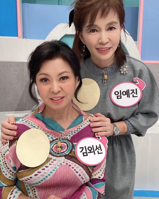 Lee Su-min, daughter of comedian Yong-Shik Lee, appeared in an entertainment program with her mother.Lee Su-min posted several photos on his instagram on the 24th, saying, My mother is more entertainer than entertainer.The photo shows Lee Su-mins mother, Kim Oe-sun, appearing in an entertainment program with her mother, and her mother and daughters co-stars are expected as long as they have been.Lee Su-mins mother, Kim Oe-sun, boasted a beauty that stood shoulder to shoulder with actress Im Ye-jin, who even impressed her daughter with a prettier visual than an entertainer.Lee Su-min is taking pictures with her mother in the following photos, and she boasted of her beauty to the point where the word visual mother and daughter is right.Meanwhile, Lee Su-min currently runs YouTube channels and more.