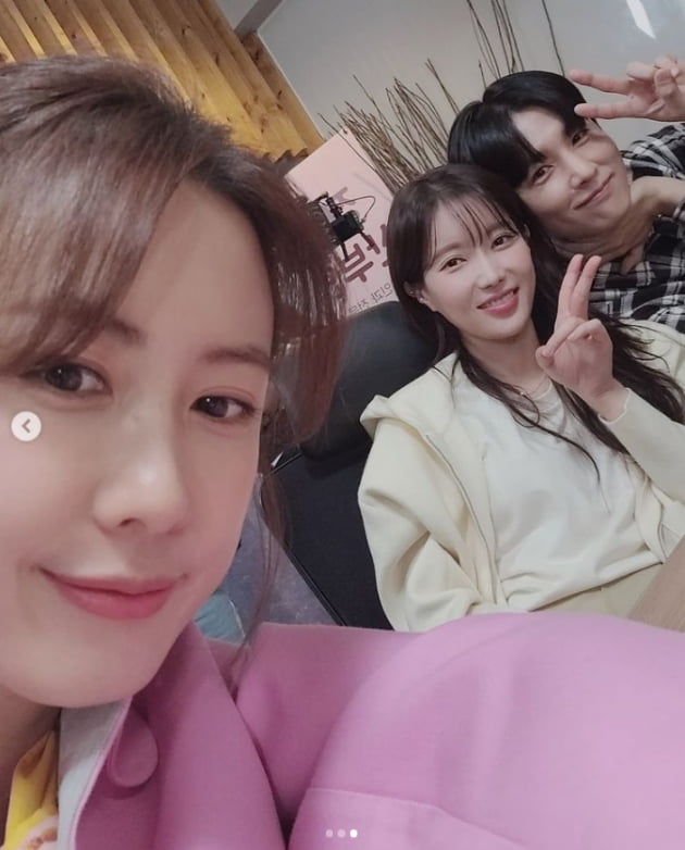 Actor Hong Eun Hee has reported on the latest.Hong Eun Hee posted several photos on his instagram on the 24th with an article entitled Pretty Suhyang and Dongwook  # Ky Kara Ore Wa!!In the open photo, Hong Eun Hee leaves a selfie with Im Soo-hyang and Shin Dong-wook.Meanwhile, Hong Eun Hee married Actor Yoo Jun-sang in March 2003; Hong Eun Hee was also cast in the drama From Today.Photo: Hong Eun Hee SNS