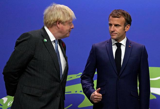 보리스 존슨(왼쪽) 영국 총리와 에마뉘엘 마크롱 프랑스 대통령. (사진=AFP)
