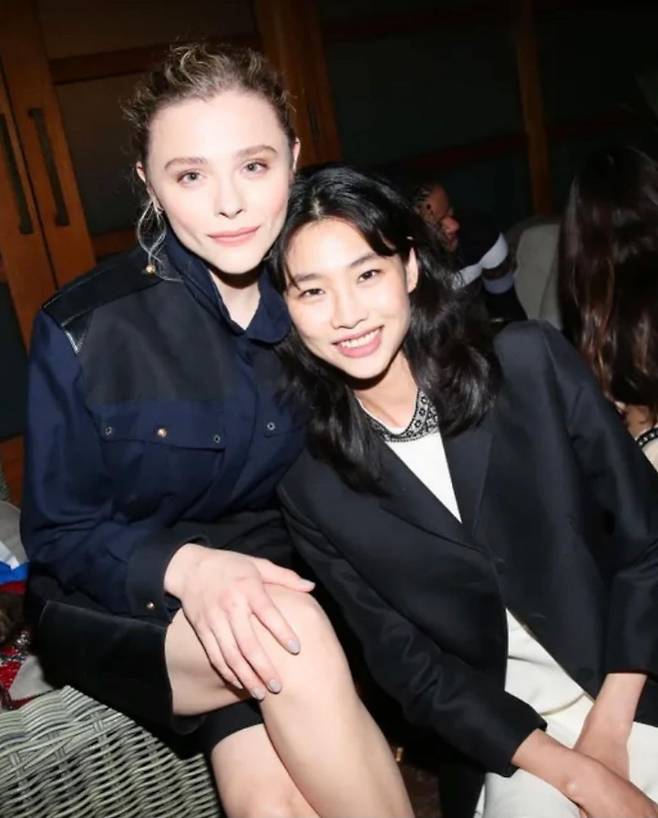 Seoul:) = Model and Actor HoYeon Jung have been on the shoulder with world-class stars.HoYeon Jung posted several photos on his Instagram on Saturday showing him attending a luxury brand event.In the photo, HoYeon Jung poses affectionately with Actor Phoebe Dineber, who is famous for the Netflix original series Bridgeton, and Chloe Moretz, who announced his name as Kick Ass.HoYeon Jung also took a picture with the beloved Angus Cloud, appearing in Uporia.In addition, HoYeon Jung is attracting attention because it creates a friendly atmosphere with Nicola Zesquier, an artistic director of designer and luxury brand Louis Vuitton.On the other hand, HoYeon Jung, who acted as Model, was reborn as a global star at once by showing impressive performance in the role of Kang Dae-byeok in the Netflix Squid Game, Actor deV.Recently, it has signed a contract with CAA, the largest entertainment and sports agency in the United States.