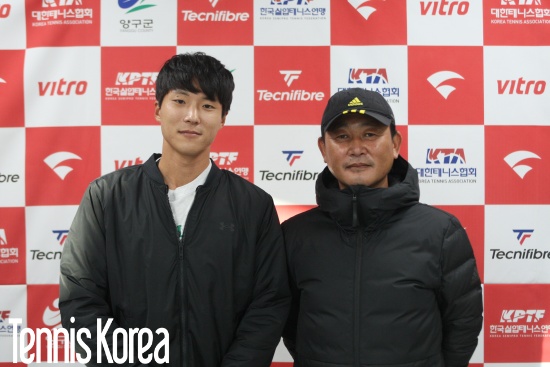 양구군청 주장 이태우(왼쪽)와 홍성동 감독