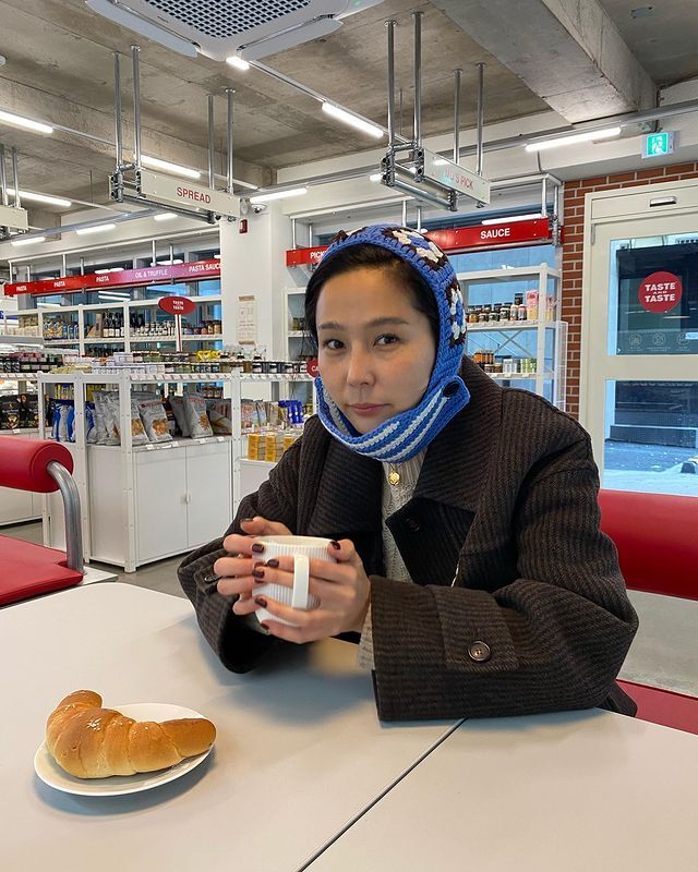 Broadcaster Kim Na-young boasted of winter fashion.On the 25th, Kim Na Young posted several photos on his personal instagram with an article entitled It seemed like a trip to Northern Europe wearing a cute duffel coat.In the public photos, Kim Na Young is having a relaxing routine at a Nordic grocery store.Kim Na Youngs cute figure in a fur hat and a brown duffle coat covering all of his head made the viewers warm.Fans who saw this responded such as over the limit of cuteness, I thought it was really Nordic, Fashion is my style.iMBC  Photo Source Kim Na Young Instagram