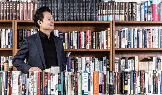 서울 마포에 위치한 세계와동북아평화포럼 사무실은 ‘작은 도서관’이라 해도 과언이 아니다. 장성민 이사장은 “국가의 미래를 준비하는 데 도움이 되는 책을 주로 읽고 있다”고 말했다.