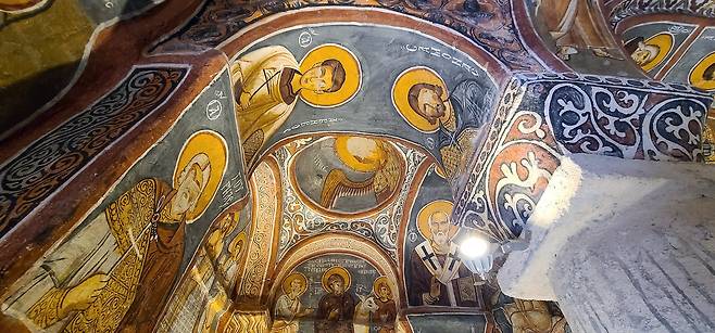 어둠의 교회 내부 벽화. 어둠의 교회 성화는 가장 보전이 잘 돼 있다. 1000년 전 벽에 그린 그림이란 사실이 믿기지 않는다.