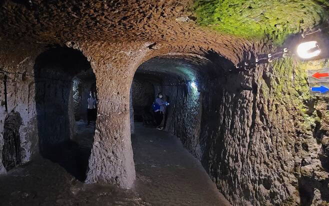 데린쿠유 지하 도시 모습. 지하 55m에 펼쳐진 또 하나의 세상이다. 약 1500년 전, 이슬람 세력의 약탈을 피해 초기 기독교인이 이 지하 도시에 숨어들었다.
