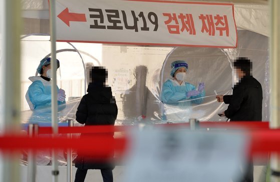 24일 오후 대전의 한 선별진료소에서 의료진이 방문한 시민들을 분주히 검사하고 있다. 김성태 기자