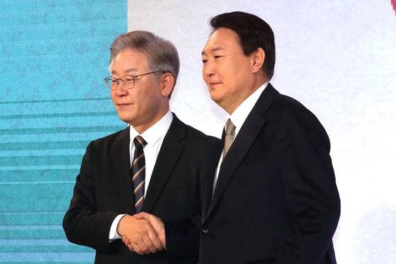 2021 중앙포럼이 24일 서울 중구 포시즌스 호텔에서 '20대 대선, 대한민국의 미래를 묻다'를 주제로 열렸다. 이재명 더불어민주당 대선후보(왼쪽)와 윤석열 국민의힘 대선후보가 기념촬영하고 있다. 장진영 기자