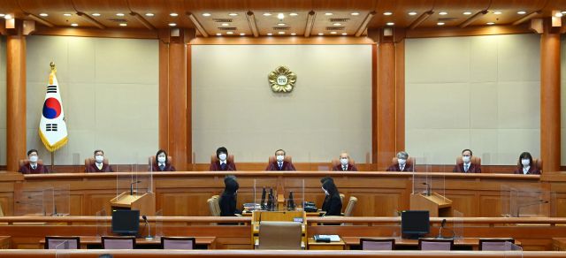 유남석 헌재 소장을 비롯한 재판관들이 25일 오후 서울 종로구 헌법재판소 심판정에 입장해 자리에 앉아 있다. 연합