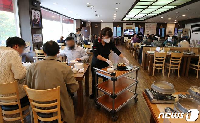 (대전=뉴스1) 김기태 기자 = 단계적 일상회복이 시작된 1일 대전 서구에 위치한 한 음식점에서 점심시간 이용객들로 북적이고 있다. 2021.11.1/뉴스1