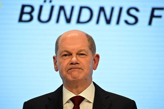 독일 사회민주당(SPD)과 녹색당, 자유민주당(FDP)이 연정 구성 성공으로 내달 총리 자리에 오르게 된 올라프 숄츠가 24일(현지시간) 베를린에서 열린 기자회견에 참석하고 있다. [AFP]
